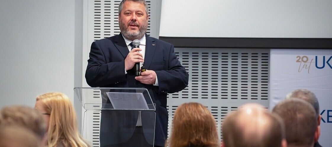 A man in suit i conference hall