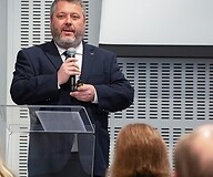 A man in suit i conference hall