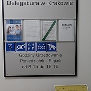 Tablica informacyjna Delegatury w Krakowie z zamieszczonymi piktogramami