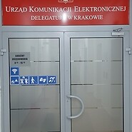 Drzwi wejściowe Delegatury w Krakowie z zamieszczonymi piktogramami