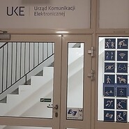 Drzwi wejściowe Delegatury w Lublinie z zamieszczonymi piktogramami