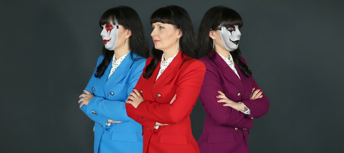 Trzy takie same kobiety, dwie z nich w maskach karnawałowych