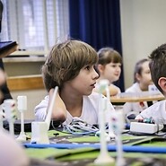 Dzieci uczestniczą w zajęciach Koduj z UKE