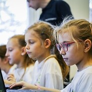 Dzieci uczestniczą w lekcji o nowych technologiach