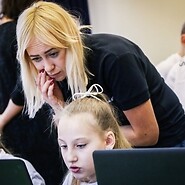 Dzieci uczestniczą w lekcji o nowych technologiach