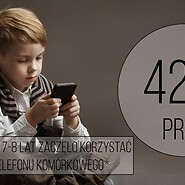 Grafika z informacją: 42,5% dzieci w wieku 7-8 lat zaczęło korzystać z ...