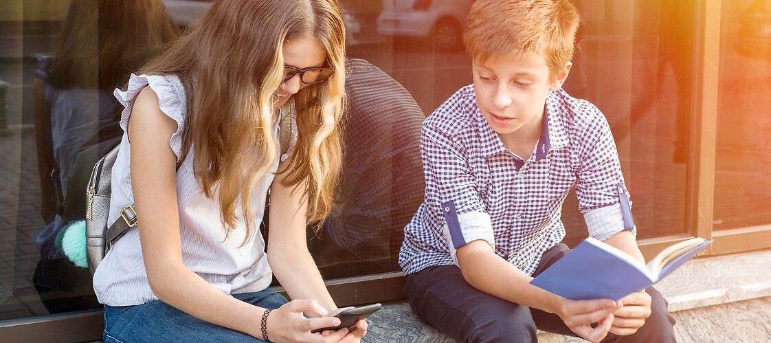 Dziewczyna i chłopak ze smartfonami