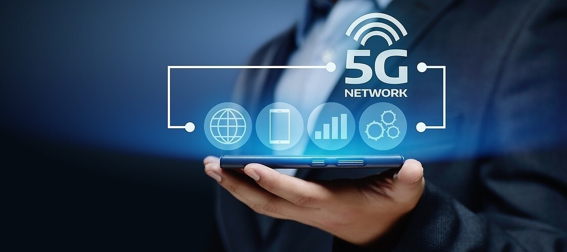 Plakat 5G Network (mężczyzna trzymający smartfona z symbolami internetu, telefonu komórkowego, zasięgiem i internetem rz
