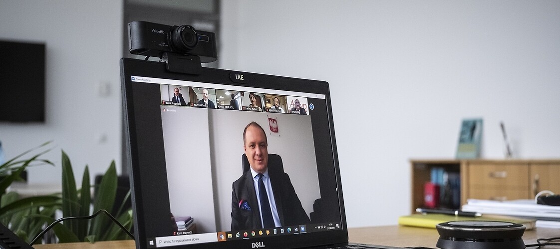 Widok Prezesa Karola Krzywickiego na ekranie laptopa podczas wideokonferencji