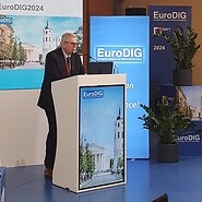 Prezes UKE na konferencji EuroDIG 2024 w Wilnie