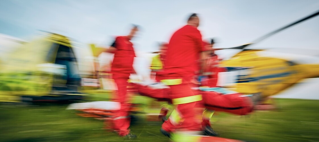 Ambulans, śmigłowiec medyczny i ratownicy medyczni