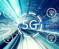 Grafika z napisem 5G i symbolem internetu mobilnego