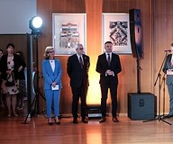 Cztery osoby stoją w sali konferencyjnej