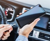 Ładowanie smartfona w samochodzie