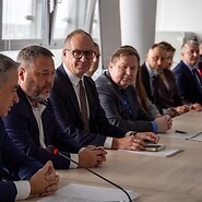 Grupa osób za stołem konferencjnym