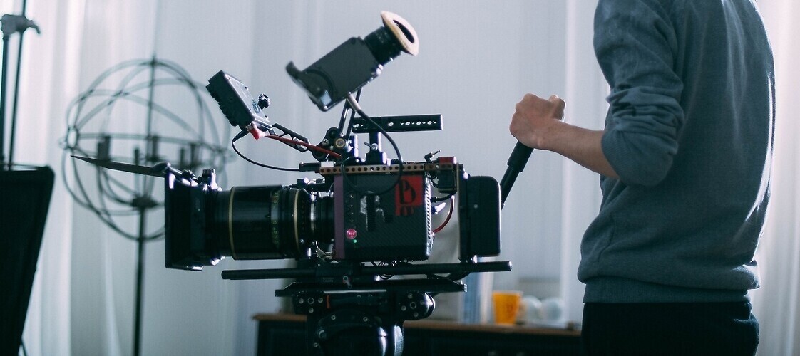 Operator stoi za kamerą filmową