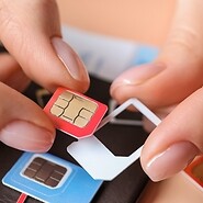 Palce osoby zmieniającej kartę SIM