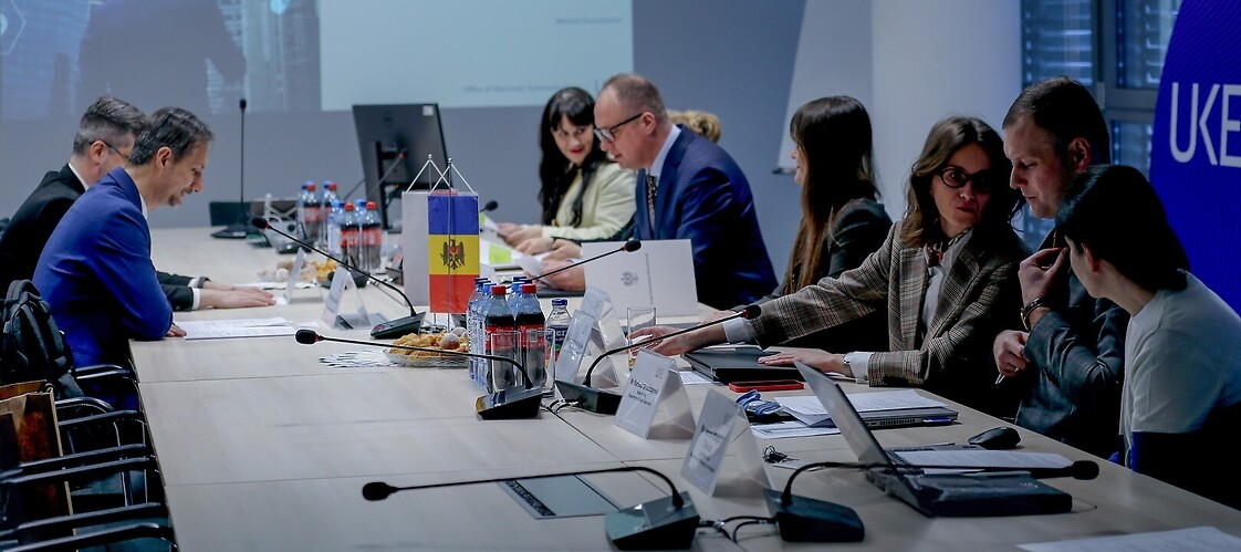 Grupa osób przy stole konferencyjnym