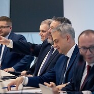 Kilka osób za stołem konferencyjnym