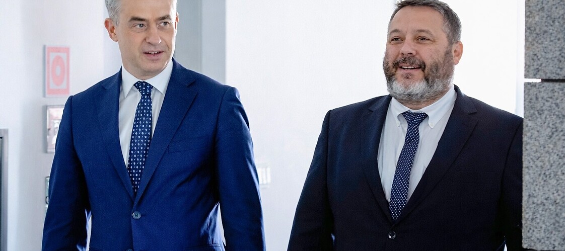 Dwóch mężczyzn w garniturach w przestrzeni biurowej