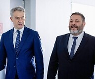 Dwóch mężczyzn w garniturach w przestrzeni biurowej