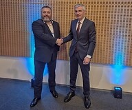 Dwaj mężczyźni w garniturach w przestrzeni konferencyjnej