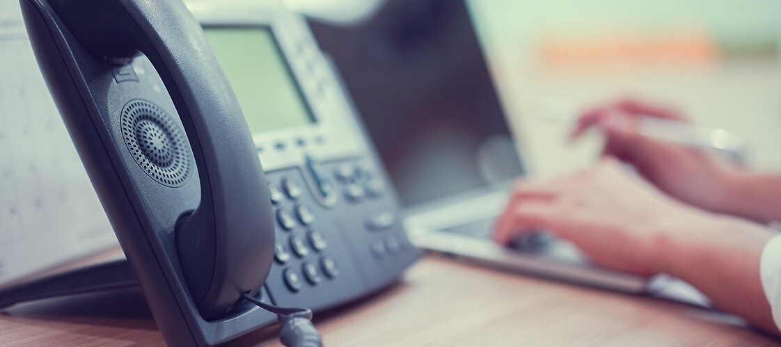 Telefon stacjonarny na biurku