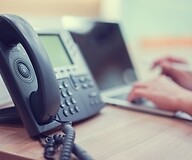 Telefon stacjonarny na biurku