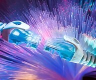 Grafika pokazująca dwa zakończenia światłowodu