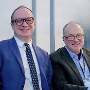 Dwóch mężczyzn w garniturach patrzy w obiektyw