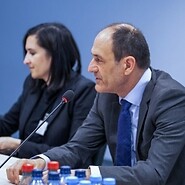 Kobieta i mężczyzna za stołem konferencyjnym