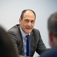 Mężczyzna za stołem konferencyjnym