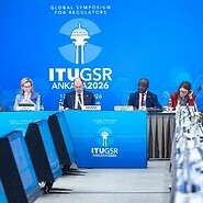 Grupa osób za stołem konferencyjnym