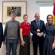 Pięc osób pozuje do zdjęcia w szeregu w gabinecie