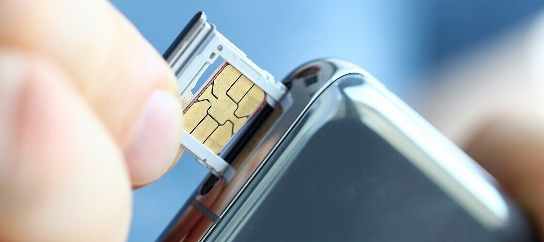 wsuwanie karty SIM do telefonu