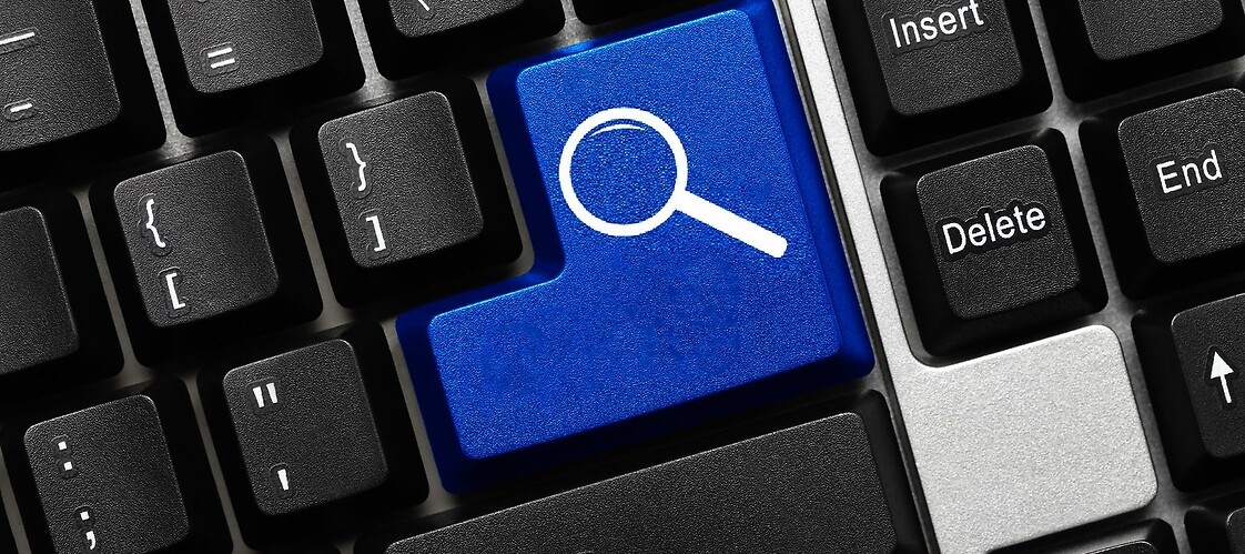 Klawiatura komputerowa z niebieskim klawiszem lupy