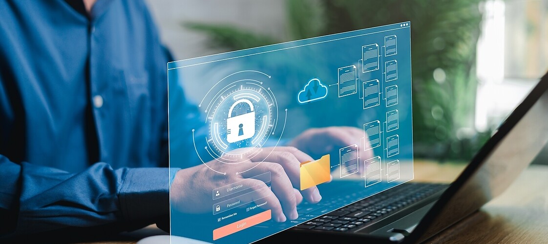 Ręce na klawiaturze, na pierwszym planie infografika z okona cyberbezpieczeństwa