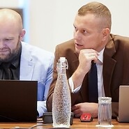 Dwie soby za stołem konferencyjnym