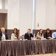 Grupa osób za stołem konferencyjnym