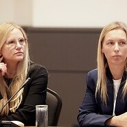 Dwie osoby za stołem konferencyjnym