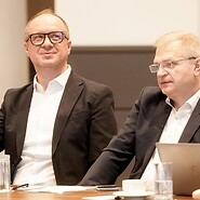 Dwie osoby za stołem konferencyjnym