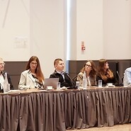 Grupa osób przy stole konferencyjnym