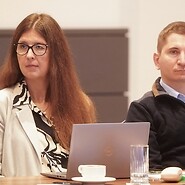 Dwie osoby za stołem konferencyjnym