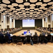 Grupa osób za stołem konferencyjnym