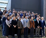 Grupa osób w strojach biznesowych pozuje zdjecia