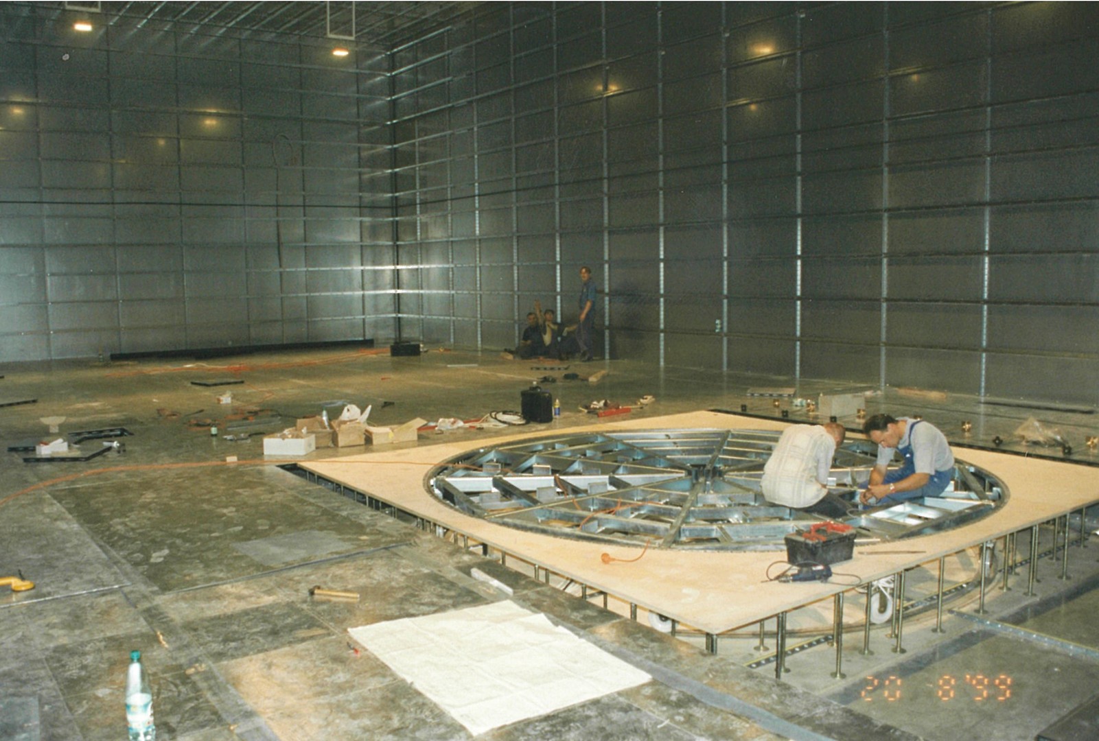 Budowa komory bezechowej CSKER, 1999 rok - dwóch pracowników montuje urządzenia w podłodze komory