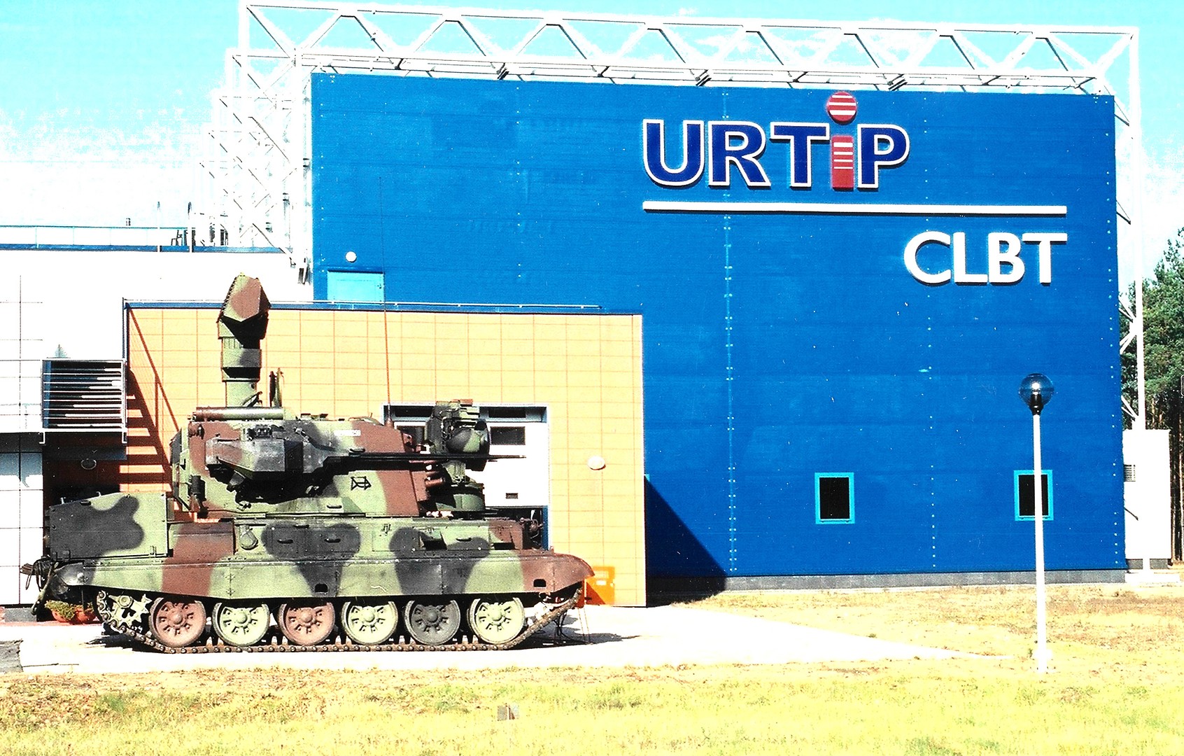 Samobieżny Zestaw Przeciwlotniczy PZR LOARA do badania na Otwartym Polu Pomiarowym - pojazd wojskowy przed budynkiem CLBT