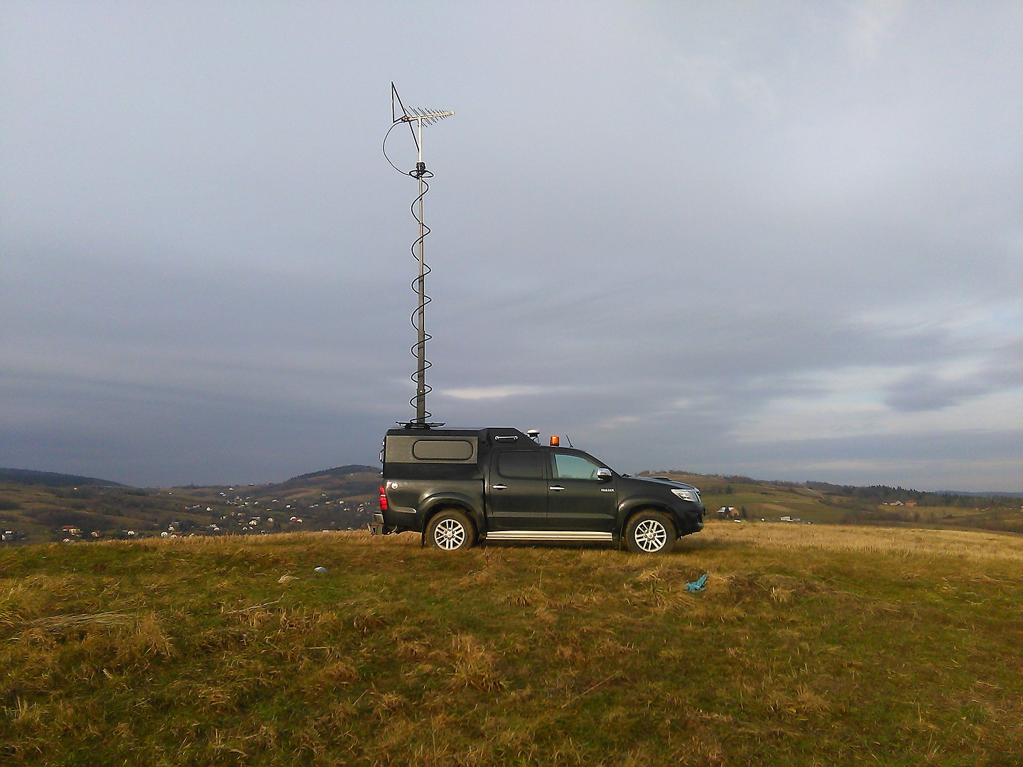 Stacja pomiarowa na bazie samochodu Toyota Hilux z zamontowaną na dachu anteną pomiarową