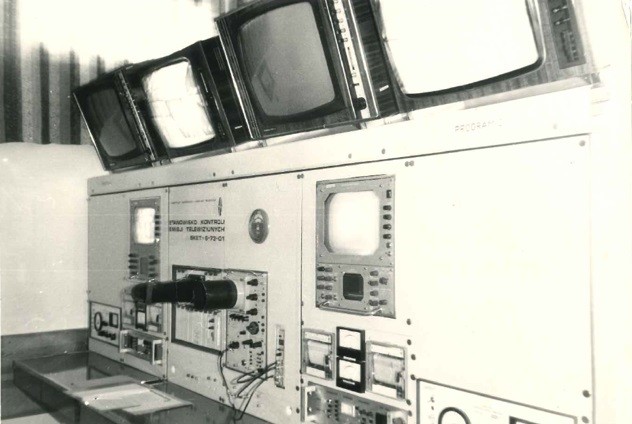 Stanowisko kontroli sygnału TV - widok biurka z urządzeniami i monitorami tv
