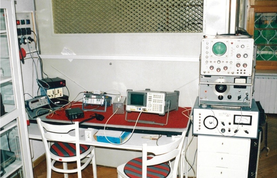 Stanowisko pracy w laboratorium - biurko z urządzeniami pomiarowymi.